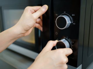 Rengr nemt og effektivt din mikroovn 